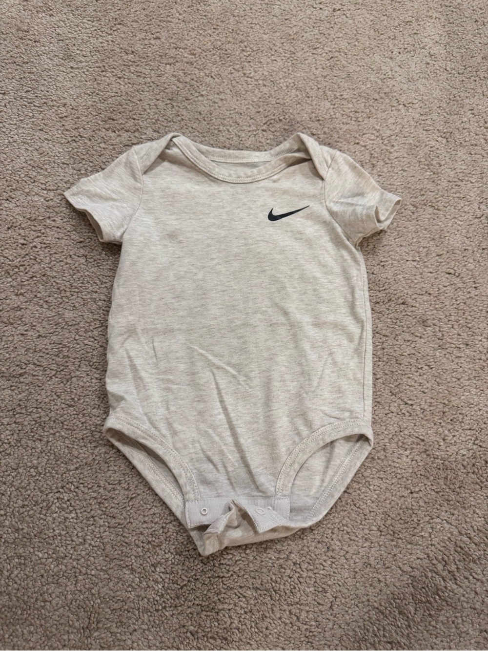 Nike Beige/Cream Short-Sleeve Baby Bodysuit with Black Swoosh Size 9 Months